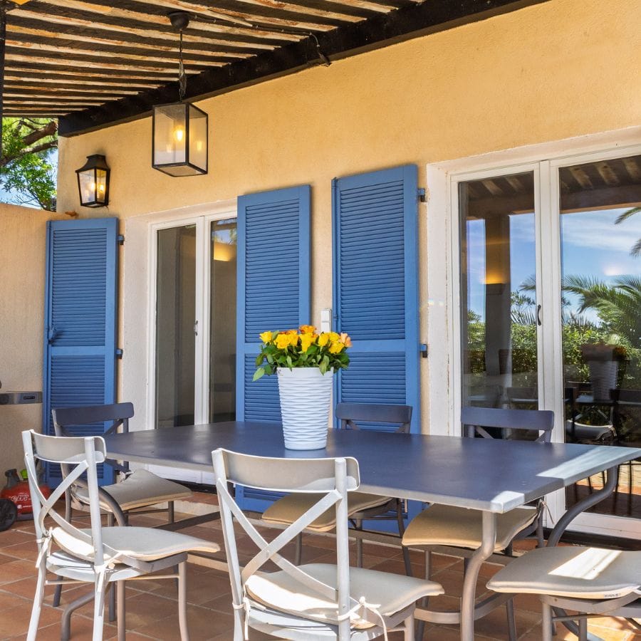 Espace repas et barbecue villa Coin repas et barbecue extérieur idéal pour les repas en famille ou entre amis