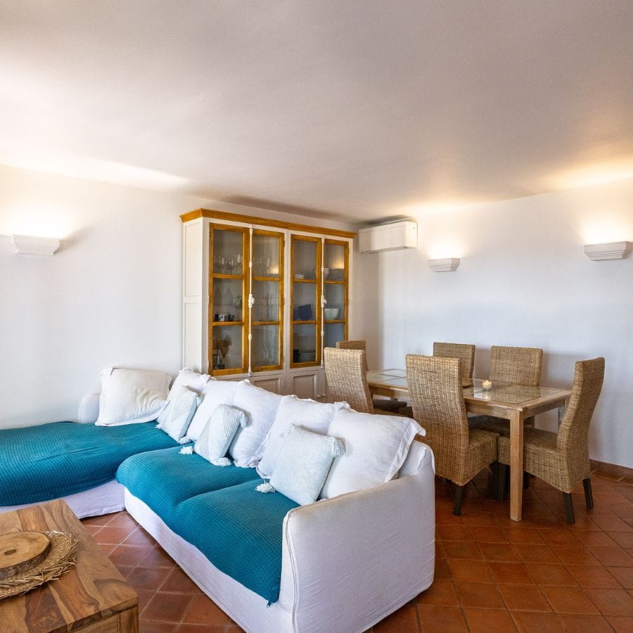 Salon climatisé villa Var Salon spacieux climatisé avec cheminée, villa de vacances entièrement rénovée