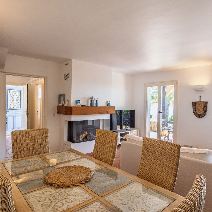 Séjour lumineux vue mer villa Séjour spacieux baigné de lumière avec vue mer en arrière-plan